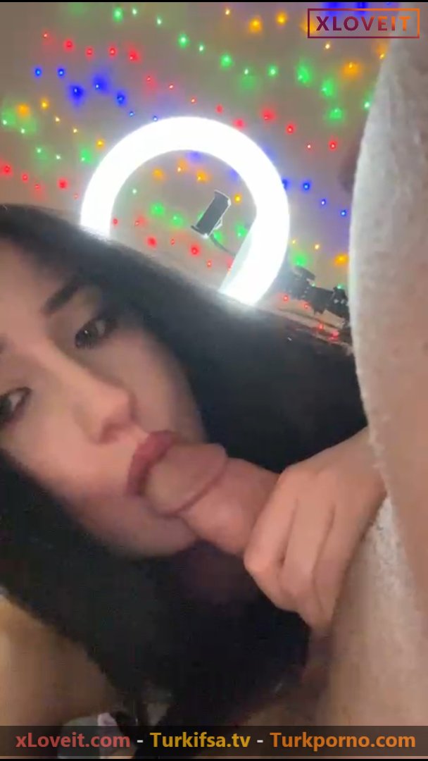 Asteria Porno Zevkle yarrağa sakso çekti