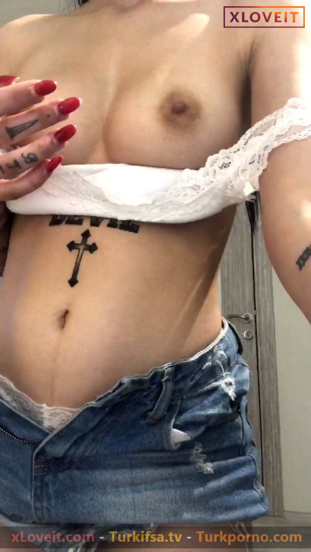 Tango Bade ifşa kot mini etekle sexy dans etti